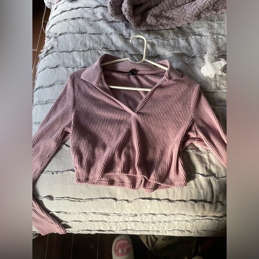 This is a long sleeve crop top and it is a size XL